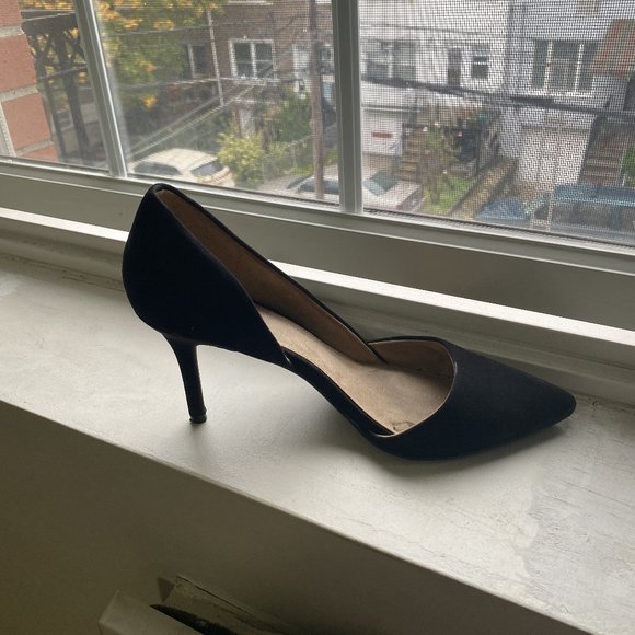 Black Old Navy Pointed Toe Pumps - Picture 2 of 4